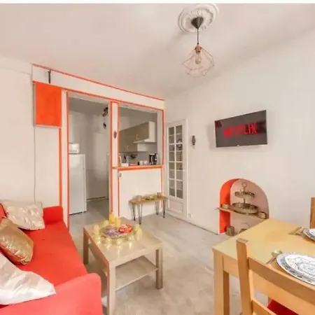 Versaillais Au Pied Du Chateau *