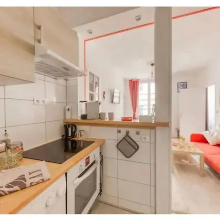 Versaillais Au Pied Du Chateau *